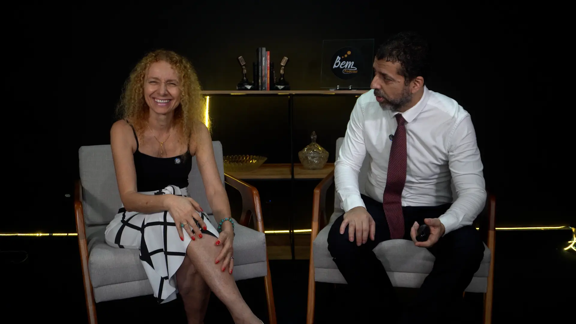 Formato talk show com duas pessoas no estúdio